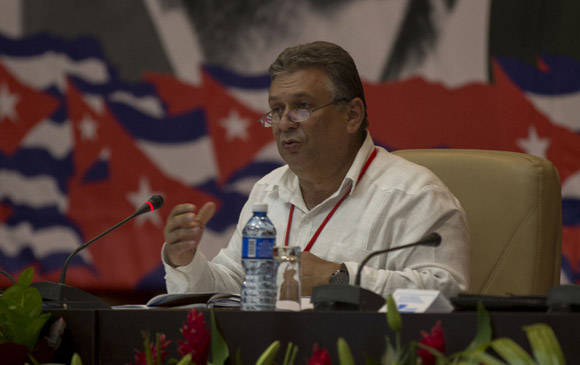 Delegados al VII Congreso del PCC debaten en comisiones. Foto: Ismael Francisco/ Cubadebate.
