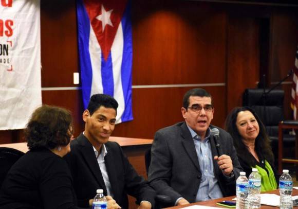 Embajador Cubano José Ramón Cabañas habla en la Escuela de Leyes de UDC.