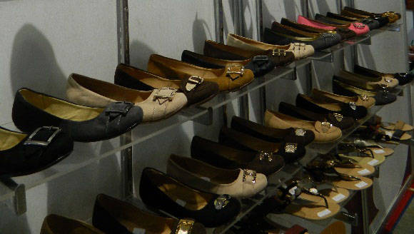 El calzado femenino abarca los gustos más refinados. Foto: Susana Tesoro/ Cubadebate.