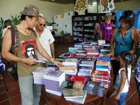 Santiagueros disfrutan de la XXV Feria del Libro. Foto: Eduardo Palomares.