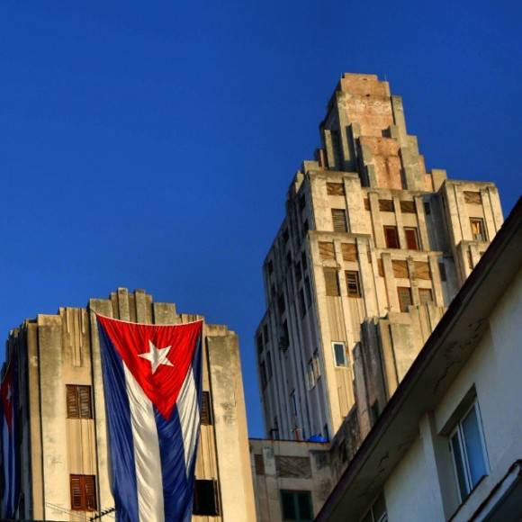 Bandera cubana en un edificio emblemático de La Habana. Foto: Desmond Boylan/ Facebook