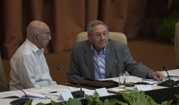 Raúl interviene ante los delegados e invitados al VII Congreso del Partido, en la sesión de la mañana de este lunes. Foto: Ismael Francisco/ Cubadebate
