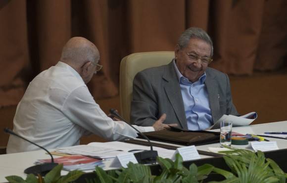 Raúl interviene ante los delegados e invitados al VII Congreso del Partido, en la sesión de la mañana de este lunes. Foto: Ismael Francisco/ Cubadebate