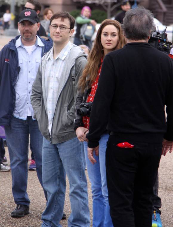 Oliver Stone, Joseph Gordon-Levitt y Shailene Woodley, filmando la película Snowden en las afueras de la Casa Blanca el 7 de abril de 2015 (Foto: FameFlynet, Inc)