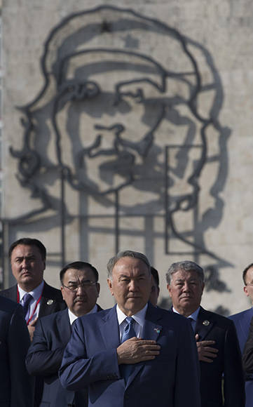 Presidente de Kasajstán, Nursultán Nazarbáyev, frente al Memorial José Martí. Foto: Ismael Francisco/Cubadebate. 