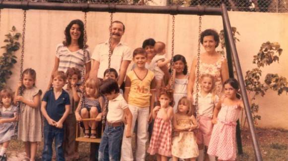 Niños en La Guardería con sus cuidadores cubanos.