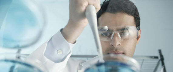 Científico cubano trabaja en laboratorio. Foto: Getty Images.
