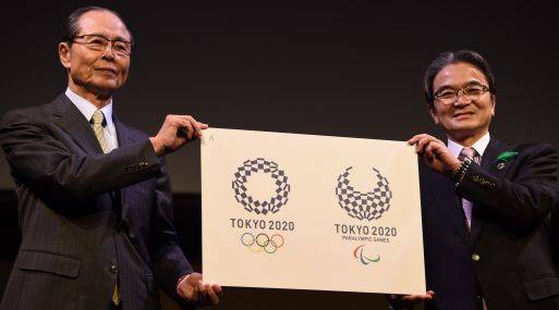 Sadaharu Oh, legendario jonronero japonés, y Ryohei Miyata, director del comité de emblemas,presentaron el nuevo logotipo.  y por . Foto: AFP.