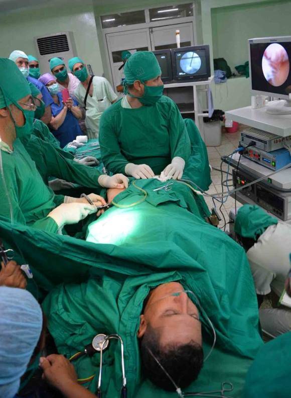 Cirugía de cadera por mínimo acceso lograrada en Ciego de Ávila por especialistas de Ortopedia y Traumatología. Foto: ACN.