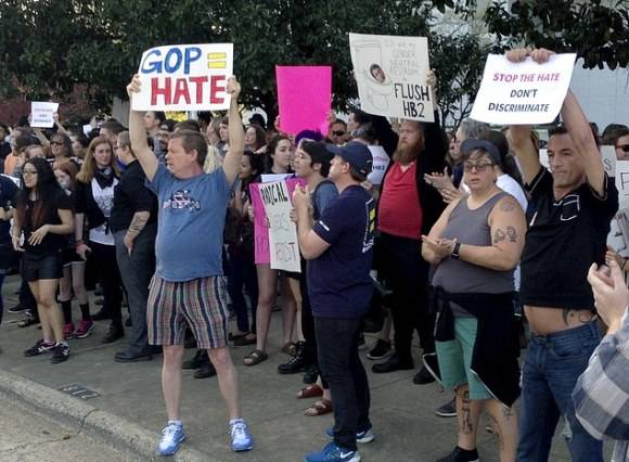 Grupo de personas protestan por ley que desampara a personas homosexuales en Carolina del Norte. Foto: AP.