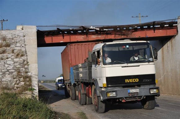El contenedor chocó contra el puente ubicado en la Carretera Central. Foto: Vicente Brito/ Escambray