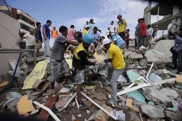 Bomberos y voluntario se unen a las labores de rescate en Ecuador. 