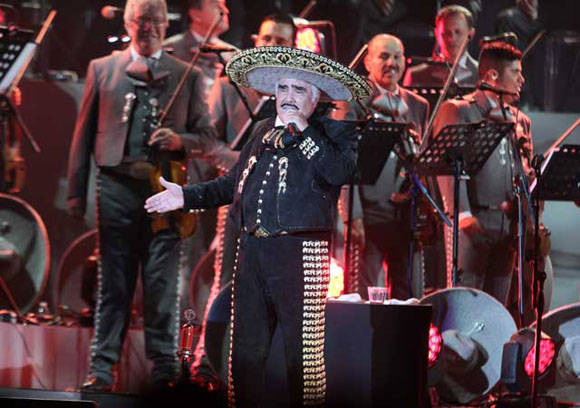 Vicente Fernández, el ídolo de la canción ranchera, durante su concierto de despedida. Foto: Notimex.