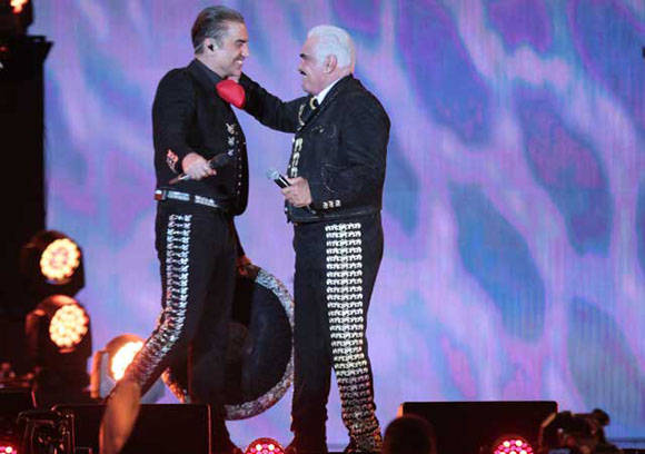 Alejandro Fernández cantó con su padre temas como “Paloma querida” y “No volveré”. Foto: Notimex. 