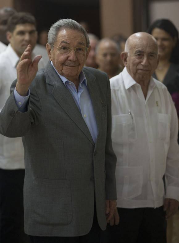Raúl Castro Ruz, Primer Secretario del Partido, ejerce el voto para elegir a los miembros del Comité Central del Partido. Foto: Ismael Francisco/ Cubadebate