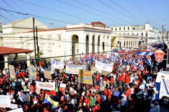 Desfile por el Primero de Mayo, en la ciudad de Pinar del Río, Cuba, el 1 de mayo de 2016.  Foto: Pedro Paredes Hernández / ACN