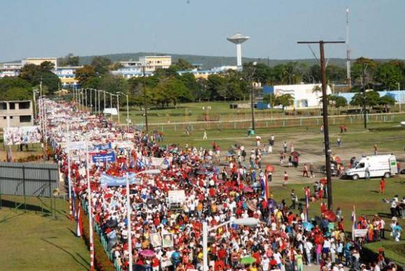 Marchan los guantanameros, en saludo al Día Internacional de los Trabajadores, en apoyo a los acuerdos del 7mo. Congreso del Partido Comunista de Cuba, a Fidel y a Raúl, en Guantánamo, el 1 de mayo de 2016.   Foto: Pablo Soroa / ACN