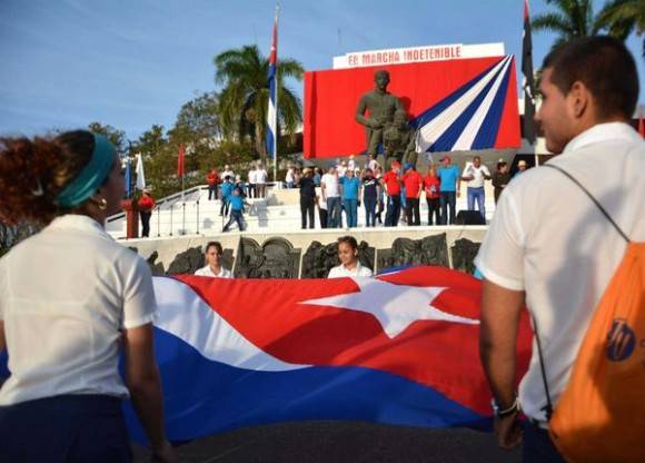 Jóvenes  protagonizan la fiesta grande del proletariado, en Sancti Spíritus, Cuba, el 1 de mayo de 2016.  Foto: Oscal Alfonso Sosa / ACN