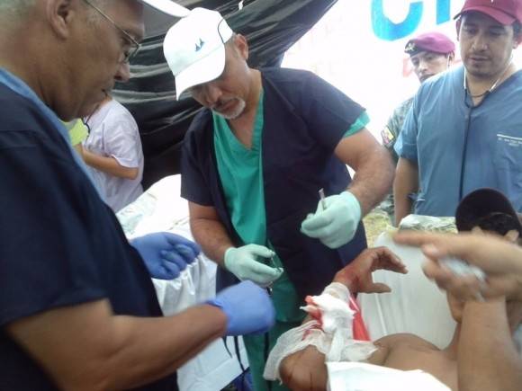 La brigada de médicos cubanos, desde su llegada al Ecuador hace 45 días, han consultado  en los pueblos campesinos y de pescadores y en la instituciones de salud de las ciudades de Porto Viejo, Bahía de Caráquez, Jama y Pedernales a más de 6 mil pacientes. Foto: Dr. Enmanuel Vigil