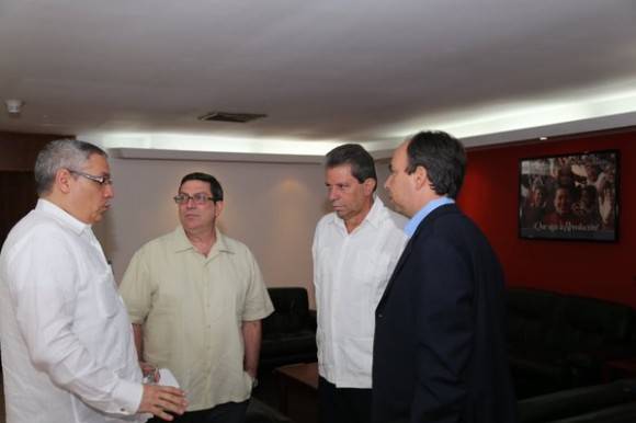 El canciller cubano llegó este domingo a Caracas y fue recibido por el vicecanciller venezolano, el Embajador Cubano Rogelio Polanco y el Jefe de las Misiones solidarias cubana Víctor Gaute. Foto: MPPRE Venezuela