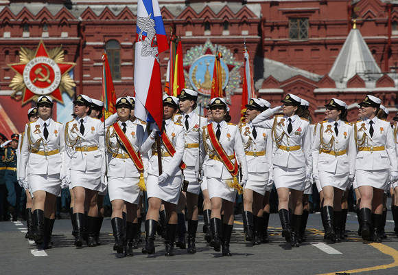 Cadetes de la Academia Militar Femenina Jruliov participan por primera vez en el desfile de la Plaza Roja de Moscú por el 71.º aniversario de la victoria en la Segunda Guerra Mundial. 9 de mayo de 2016. Foto: Reuters