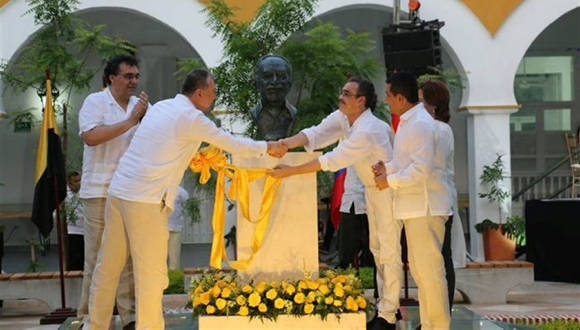 Momento en que develaron el busto en homenaje a García Márquez. Foto: Tomada de www.lavozdegalicia.es