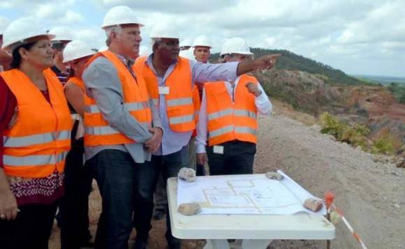 Díaz Canel en el proyecto minero Castellanos en Pinar del Río. Foto: Ronald Suárez Rivas /  Granma