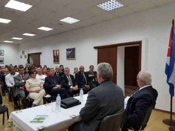 Díaz Canel en encuentro con los miembros de la misión estatal cubana en Moscú. Foto: Cuenta en Twitter de Rogelio Sierra, Viceministro del MINREX