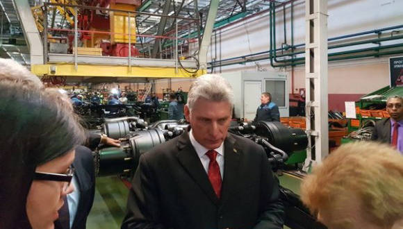 Díaz Canel durante su visita a la fábrica de  vehículos en Minsk (MAZ) que produce camiones para Cuba. Foto: Cuenta en Twitter de Rogelio Sierra, VM MINREX