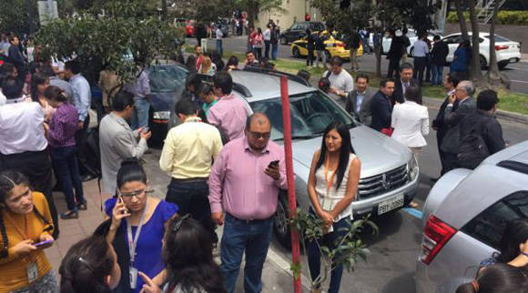 El sismo provocó que las personas saliran de sus oficinas y casa, en Quito. Foto: Diego Pallero/ El Comercio.