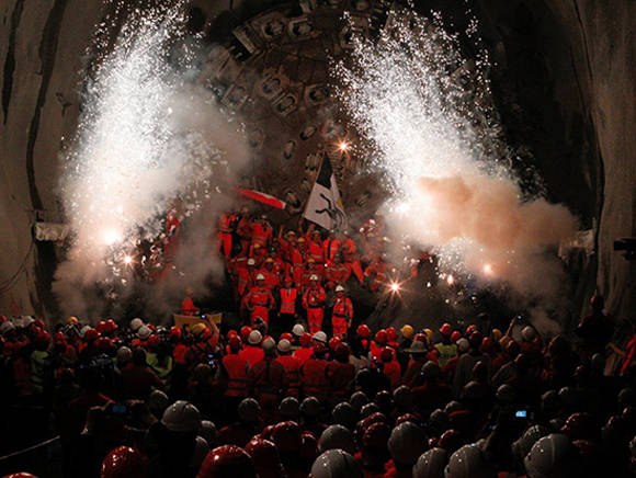 El túnel ferroviario más largo del mundo está listo para unir Suiza con Italia. Foto: Reuters