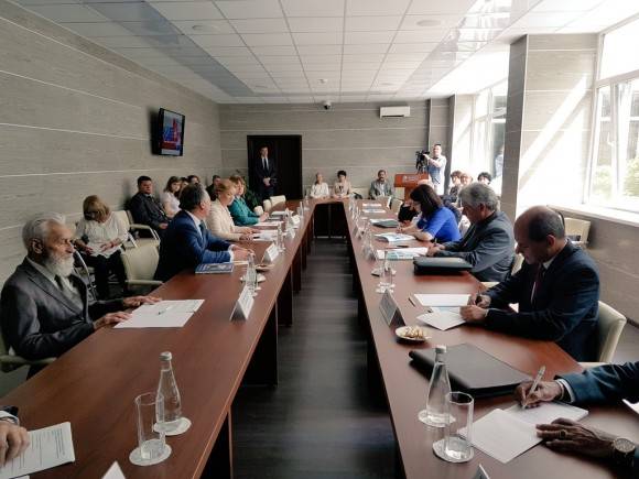 Estudian idioma ruso, grupo de jóvenes cubanos en el Instituto A. Pushkin de Moscú. Foto: Cuenta en Twitter de Rogelio Sierra, Viceministro del MINREX