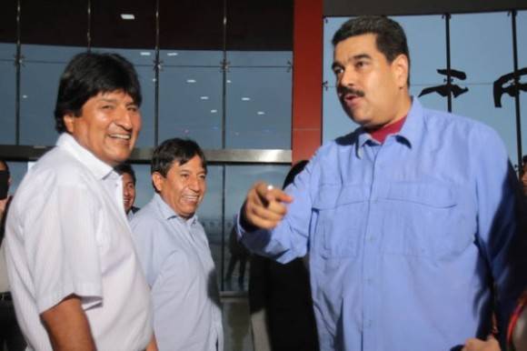 Maduro recibió a Evo en el Aeropuerto de Maiquetía tras arribar a Venezuela procedente de Cuba, 21 de mayo de 2016. Foto: Prensa Presidencial de Venezuela.