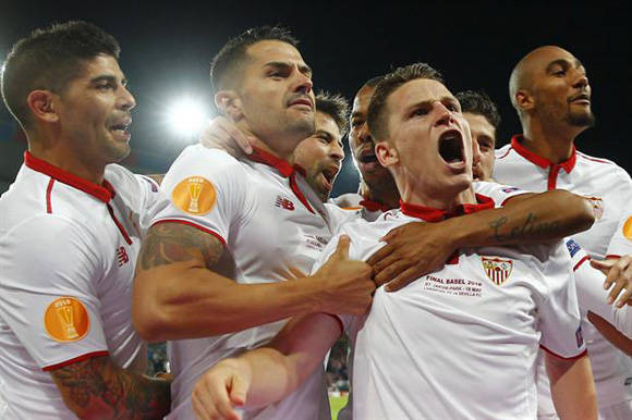 Gameiro marcó el primero de la remontada andaluza. Foto: Reuters.