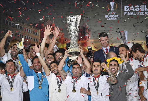Los jugadores del Sevilla celebran la consecución del título. Foto: Martín Meissner/ AP.