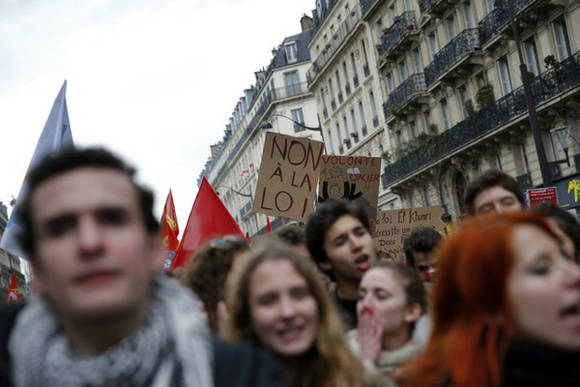 Las calles se abarrotan de protestas contra la reforma laboral en Francia. Foto: AP.