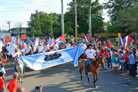 A ritmo de conga marchan los campesinos, por el Día Internacional de los Trabajadores, en el municipio especial Isla de la Juventud, Cuba, el 1 de mayo de 2016.   Foto: Ana Esther Zulueta / ACN
