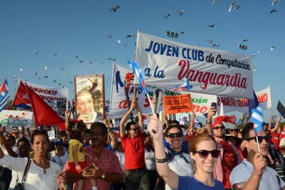 Desfile por el Día Iternacional de los Trabajadores, en la ciudad de Holguín, Cuba, el 1 de mayo de 2016.  Foto: Juan Pablo Carreras / ACN