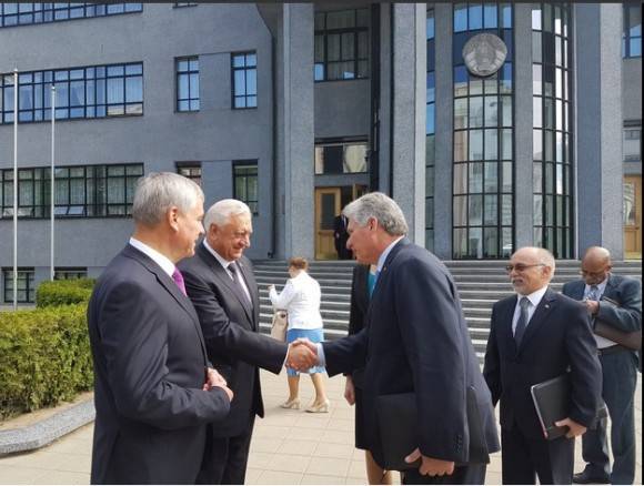 Díaz Canel es despedido por los Presidentes de las Cámaras del Parlamento Belarús. Foto: Cuenta en Twitter de Rogelio Sierra, Viceministro de Relaciones Exteriores