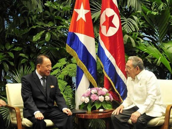 Raúl recibió al enviado especial del Presidente del Partido del Trabajo de Corea. Foto: Estudio Revolución