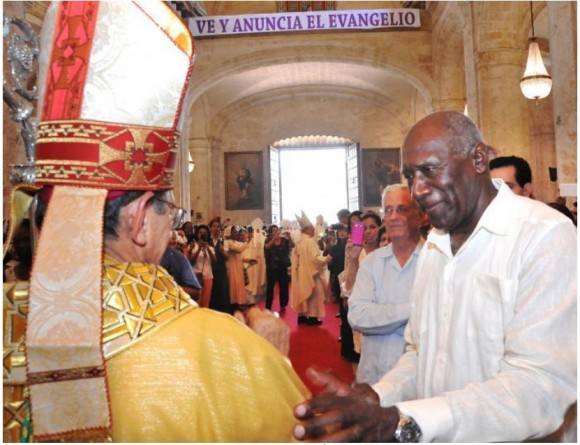 El vicepresidente Salvador Valdés Mesa saluda al nuevo Arzobispo de La Habana. 