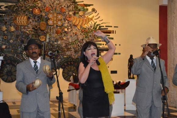 Zaida canta en la inauguración. Foto: Marianela Dufflar / Cubadebate