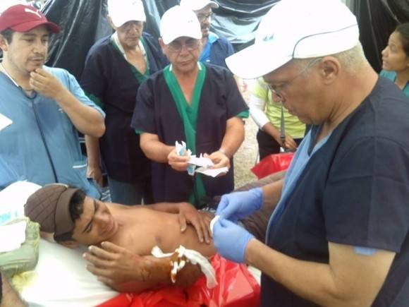 Personal de salud cubano atiende pacientes ecuatorianos tras el terremoto.  Foto: Dr. Enmanuel Vigil