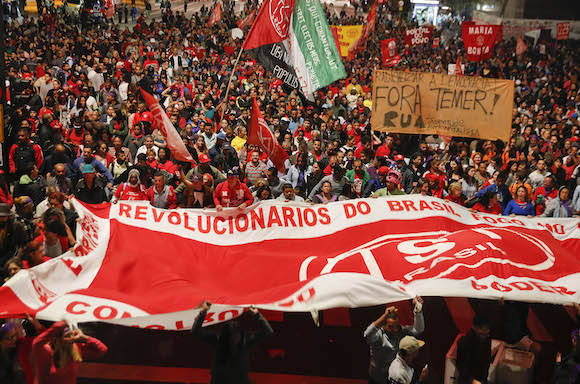 Cientos de brasileños protestan contra el golpista Temer en Brasil, este jueves. Foto: Andre Penner/ AP