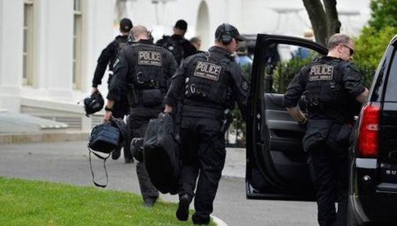 Imagen de miembros del equipo de contra asalto del Servicio Secreto sacan del coche su equipo después de que el presidente de EEUU Barack Obama llegase a la Casa Blanca tras jugar al golf en Washington, D.C., Estados Unids, el 20 de mayo de 2016. Foto: Reuters