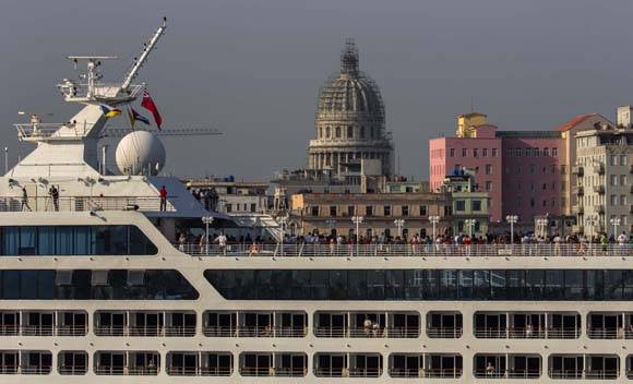 El crucero Adonia durante su estancia en La Habana. Foto: Ismael Francisco/Cubadebate.