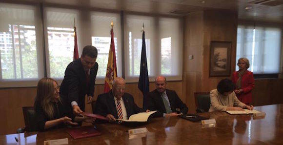 Momento de la firma del acuerdo entre Cuba y España. Foto: Eugenio Martínez (Embajador de Cuba en Madrid)/ Facebook