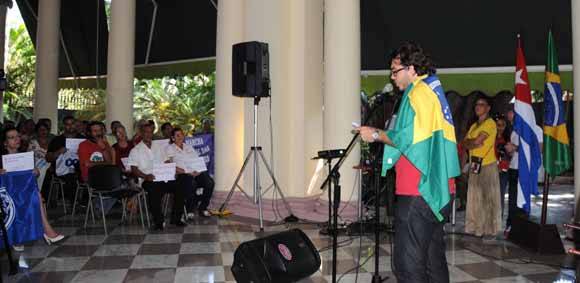 El estudiante brasileño Guillermo Wanderley, interviene durante el acto efectuado en la sede del Instituto Cubano de Amistad con los Pueblos (ICAP). Foto: ACN/Omara García.