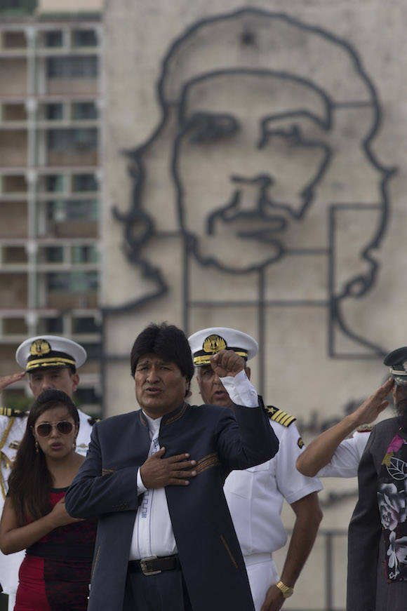 Raúl Castro recibe en el Palacio de la Revolución a Evo Morales Ayma. Foto: Ismael Francisco