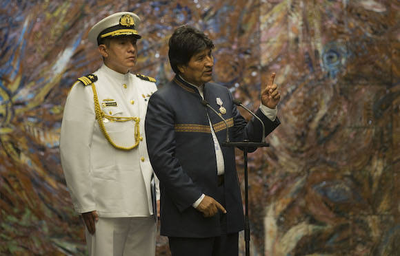 Raúl Castro recibe en el Palacio de la Revolución a Evo Morales Ayma. Foto: Ismael Francisco